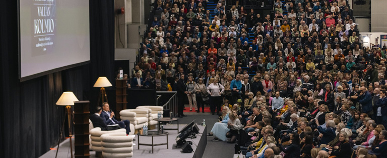 Presidentti Alexander Stubb puhuu suurelle yleisölle Helsingin kirjamessuilla 2025.