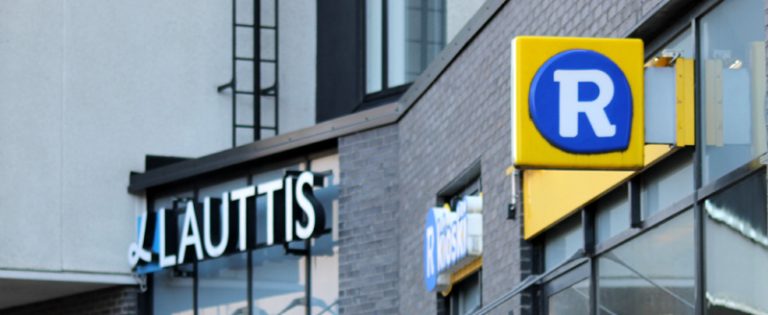 Julkisivukuva Lauttis-kauppakeskuksesta. Kuvassa näkyy R-kioskin kyltti