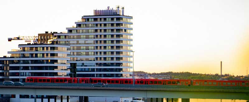 HSL:n metro ylittää siltaa.