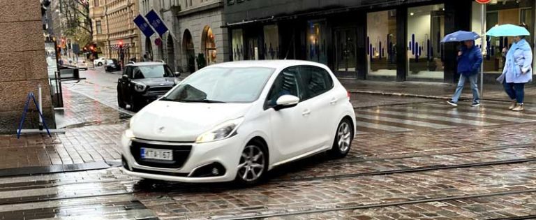 Auto kääntyy risteyksessä Helsingin keskustassa