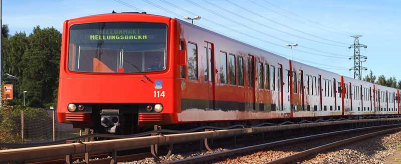 M100-sarjan metro kesämaisemassa. Kuva: © Kaupunkiliikenne Oy