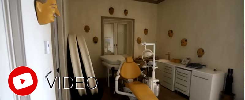 Kuva Jeffrey Epsteinin saarella olevasta huoneesta, jossa on hammaslääkäkärin tuoli. Seinille on naamareita.